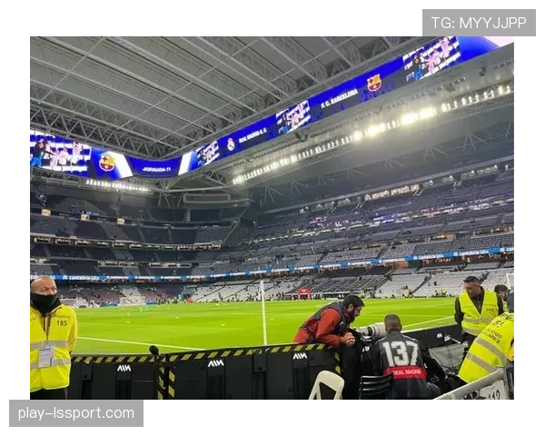 伯纳乌球场新顶棚测试完成，预计四月全面投入使用。